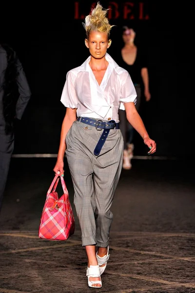 Look 16